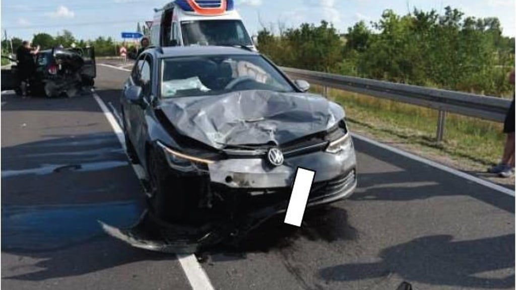 Vollsperrung eingerichtet: Schwer verunglückt sind zwei junge Autofahrer bei einem Unfall am Sonntag auf der A2 im Übergang zur L52 nahe Möser im Jerichower Land. Foto: