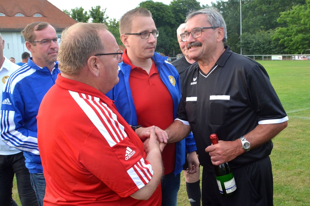 Glückwünsche für Helmut Lampe und eine Flasche Sekt zum Abschiedsspiel.