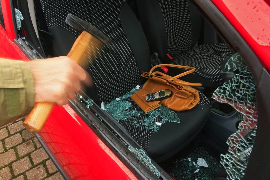 In Dessau wurde das auto einer Frau ausgeraubt, während diese gerade im Schwimmbad war.