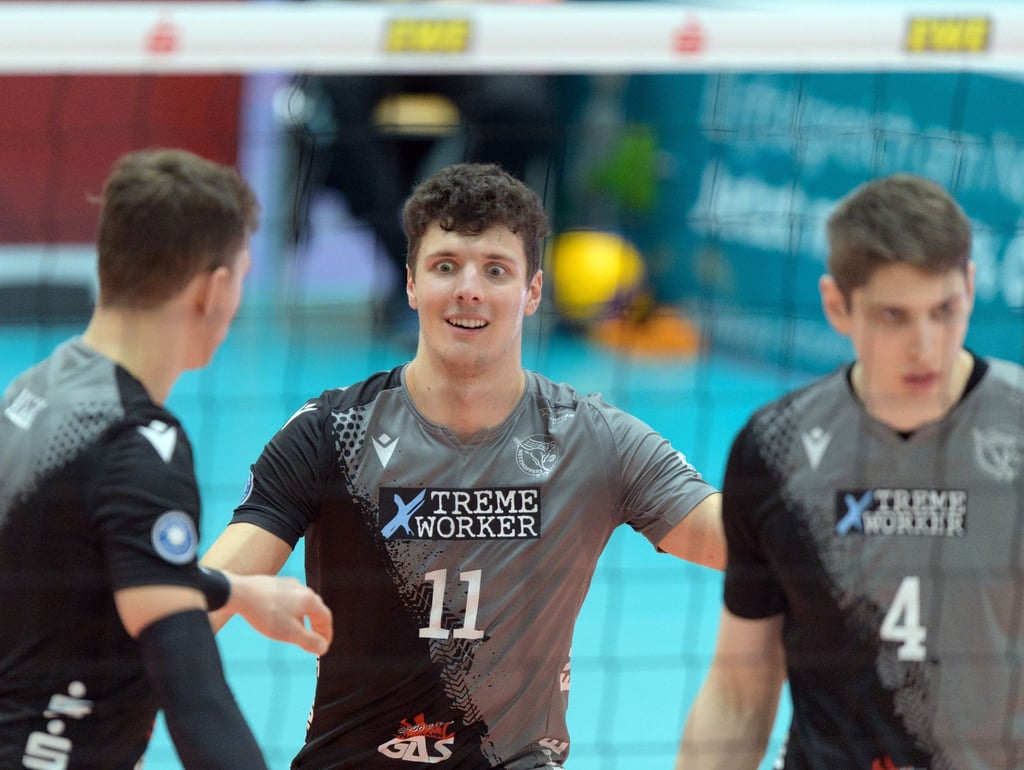 Theo Timmermann (M) und Yannick Goralik von den Netzhoppers.