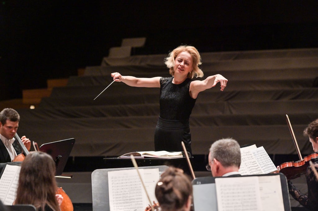 Anna Skryleva leitet die Magdeburgische Philharmonie.