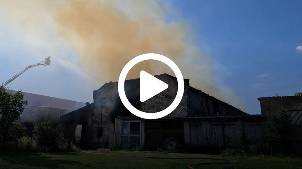 Großbrand in Beestenstedt: Die Rauchentwicklung war bis Halle zu sehen. ein Pferd starb in den Flammen. 