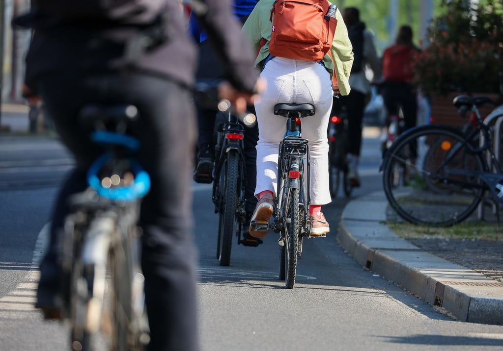 Fahrradkurse sind nicht nur für Kinder und Jugendliche vorgesehen. Auch ältere Semester sollten in manchen Fällen einen Kurs belegen, um beispielsweise Sturztraumata zu überwinden.