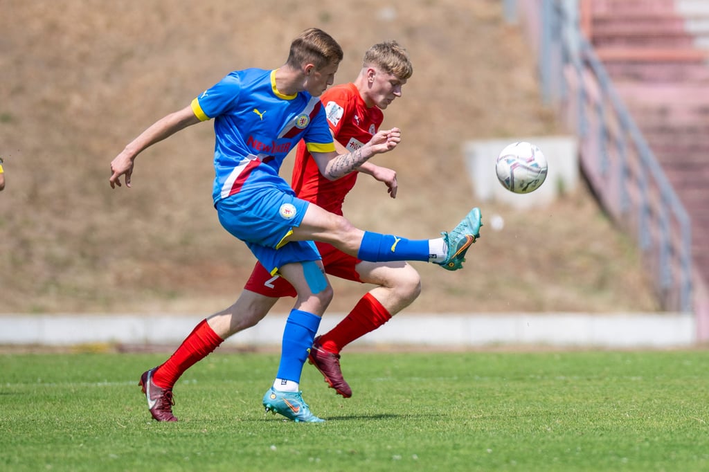 Niclas Huettig (r.) und der HFC verpassten in Braunschweig den Bundesliga-Aufsteig