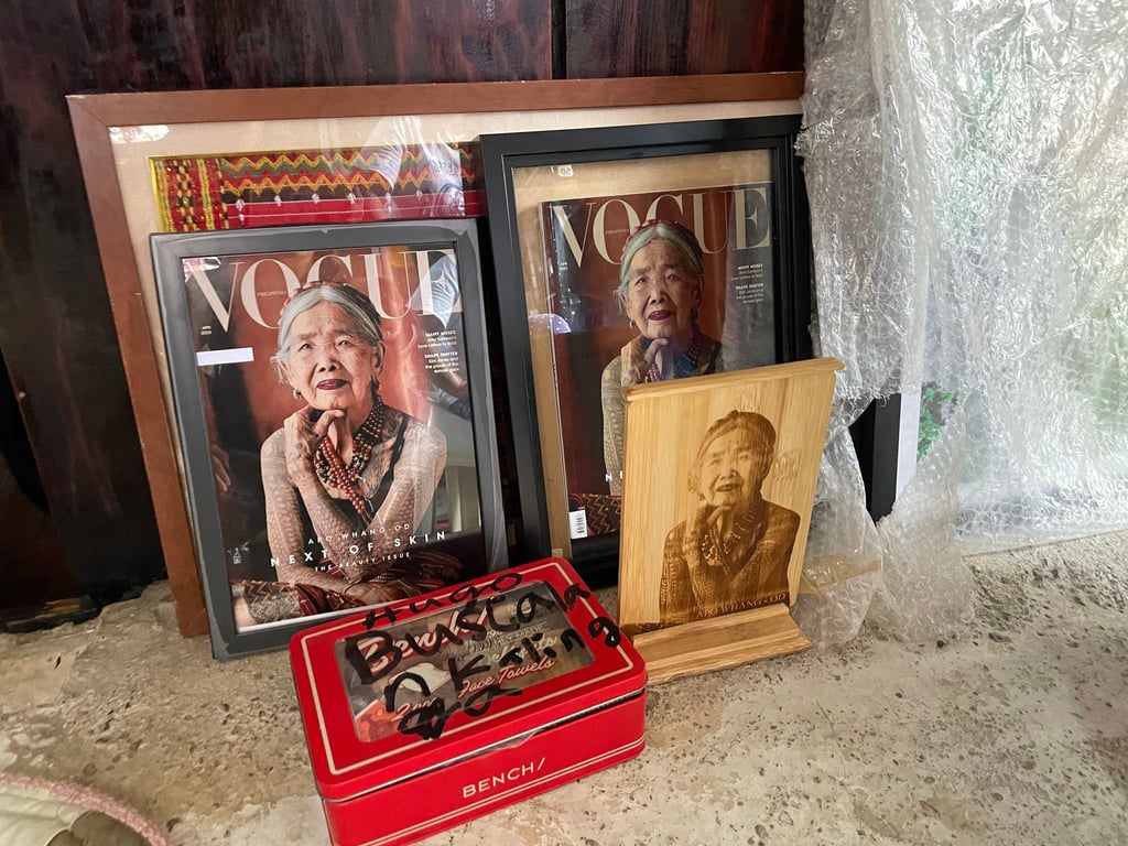 Maria Oggay, die älteste Mambabatok oder traditionelle Tätowiererin auf den Philippinen, ist auf dem Cover der "Vogue" zu sehen.