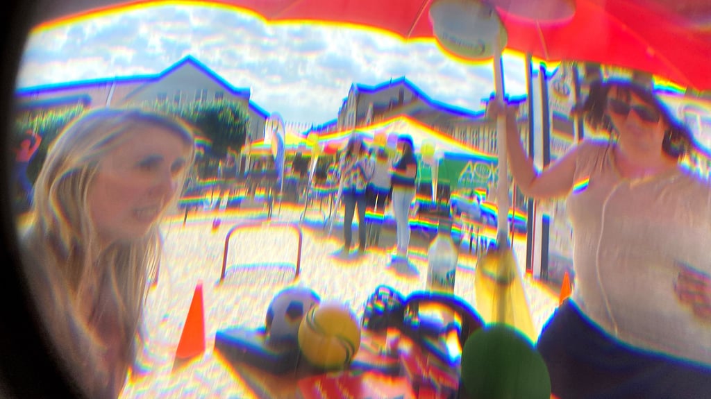 Blick durch eine Rauschbrille: Beim Anti-Drogen-Aktionstag in Salzwedel konnten Jugendliche damit Wahrnehmungsveränderungen durch Suchtmittel nachempfinden.