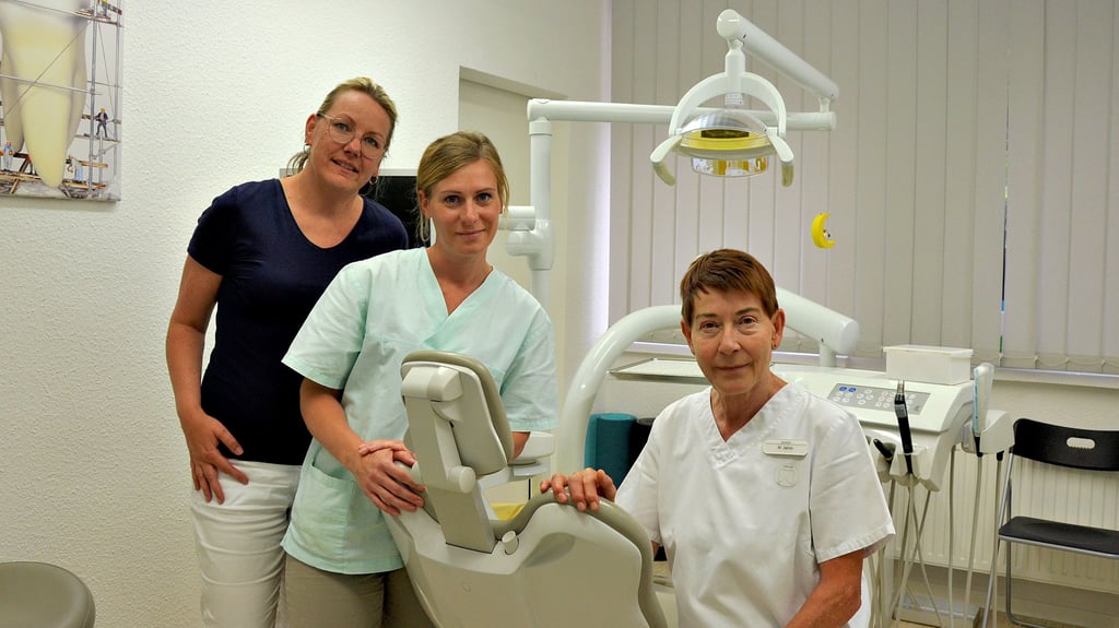 Die Wanzleber Zahnärztin Maria Jahns (r.) und ihr Team – Candy Göllner (l) und Elena Rein – begrüßen den landesweiten Protesttag in Magdeburg. Auch im südlichen Bördekreis stehen die Zahnärzte vor massiven Problemen.