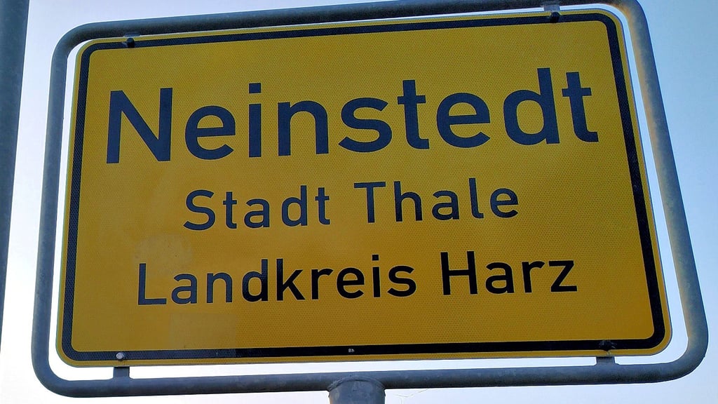 Den Fußweg am Ortseingang von Neinstedt aus Richtung Stecklenberg versperren immer wieder Falschparker.