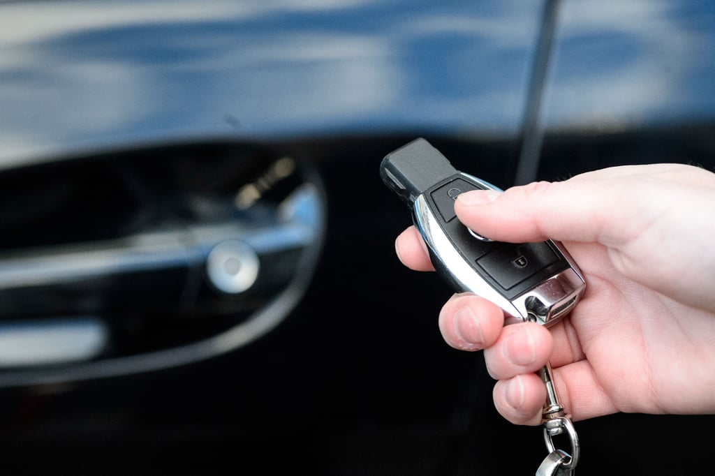 Bei Autos, die mit einem Keyless-Go-System ausgestattet sind, wird das Fahrzeug über ein Signal des Autoschlüssels geöffnet.