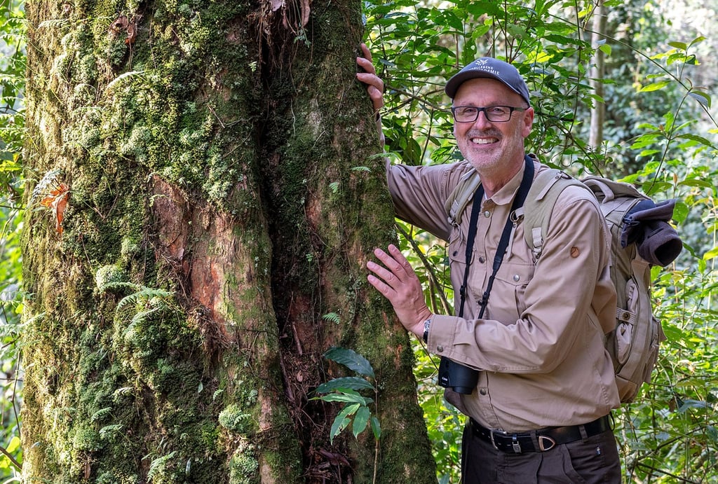 Der Förster Peter Wohlleben steht im ruandischen Nationalpark Nyungwe an einem nach ihm benannten Mahagoni-Baum.