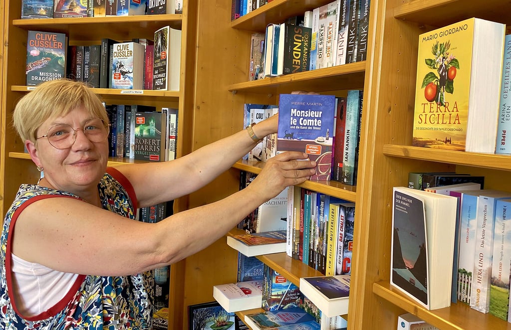 Susanne Krüger von der Buchhandlung Am Rathaus in Schönebeck nimmt einen beliebten französischen Krimi aus dem Regal. Generell laufen bei dem Geschäft regionale Krimis und Thriller sehr gut.