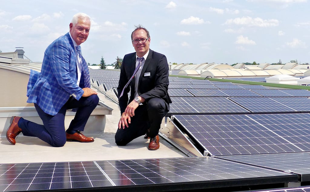 Inhaber Peter Stenz (l.) und Geschäftsführer Alexander Weber zeigen die 1.200 Module auf dem Dach. Sie reduzieren den CO2-Abdruck um 70 Prozent.