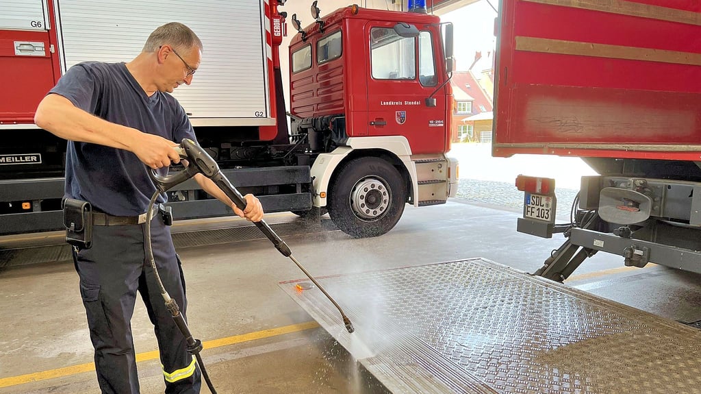 Der Stendaler Ortswehrleiter Holger Wothe ist gleichzeitig Gerätewart, hier beim Fahrzeugreinigen. Die Konflikte innerhalb der Wehr lassen sich nicht so einfach wegspülen.