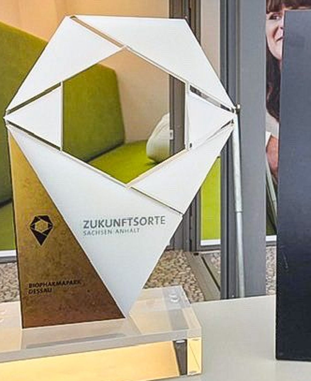 Einem Diamanten nachempfunden: Der Zukunftsort-Pokal