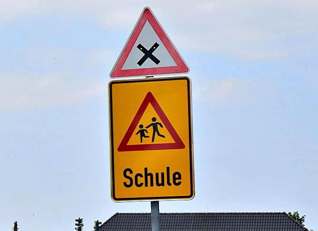 In der Woltersdorfer Straße weisen Achtung Kinder-Zeichen auf die Grundschule hin.
