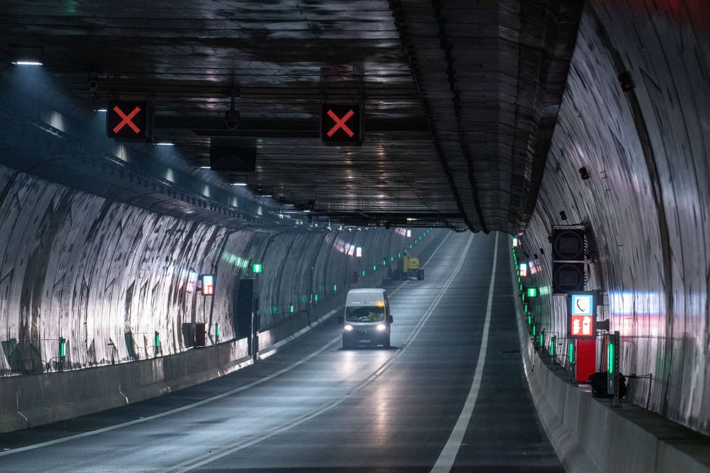 Blick in den Straßen-Tunnel unter der Swine (Świna) in Swinemünde (Świnoujście). Der Tunnel ist rund 1,8 Kilometer lang und kostete mehr als 200 Millionen Euro.