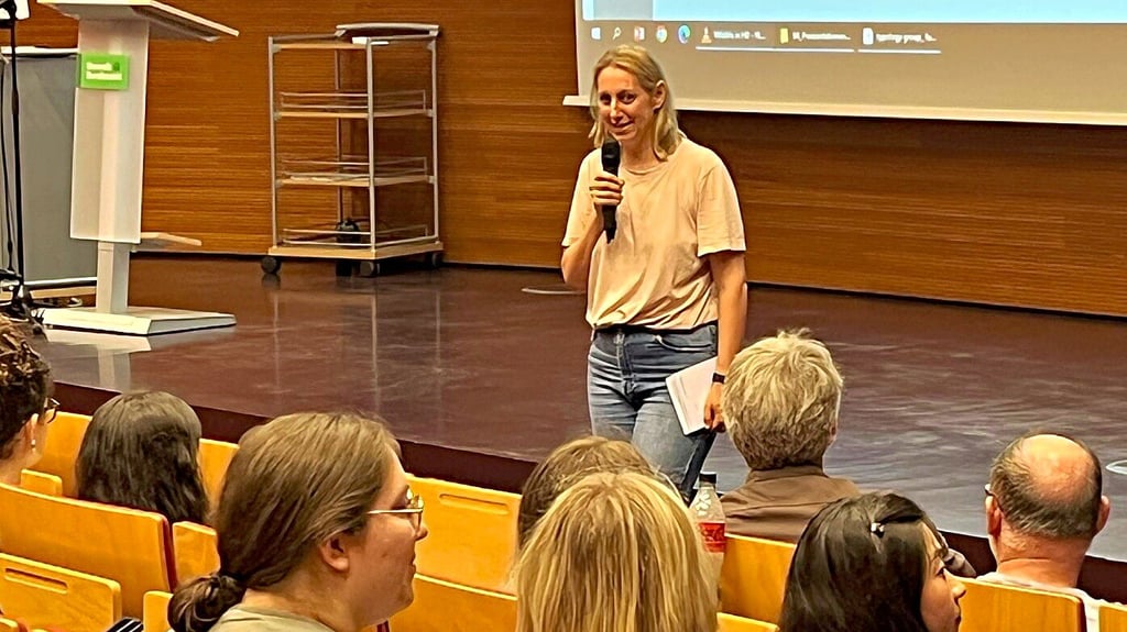 Vesta Nele Zareh stellte mit Studenten im UBA-Hörsaal Konzepte für Dessau-Nord vor.