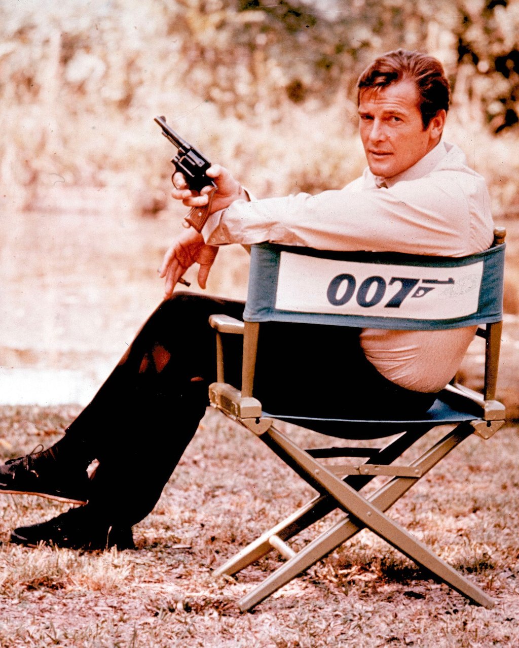 Roger Moore bei den Dreharbeiten zum Film "James Bond 007 - Leben und sterben lassen".
