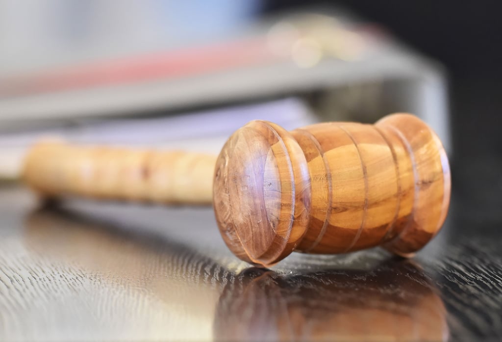 Hausfriedensbruch - so lautet die Anklage gegen einen 38-Jährigen Schönebecker. Er soll in die Wohnung seiner Nachbarin eingedrungen sein. Er habe dort kiffen wollen. Doch warum war er obendrein auch noch nackt?