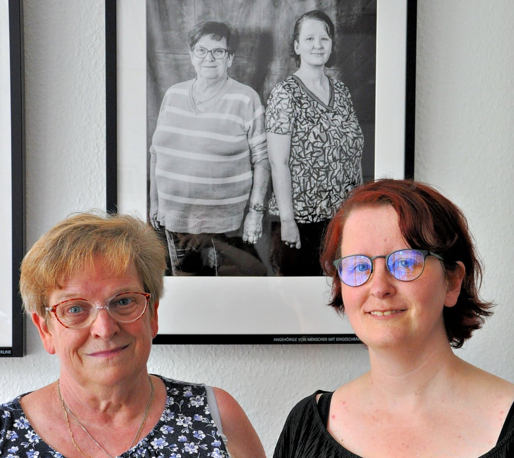 Birgit Gulich (l.) und Laura Dobisch sind zwei der Porträtierten, die sich auf Bildern zeigen, offen über ihre Einschränkungen sprechen und anderen Mut machen wollen.