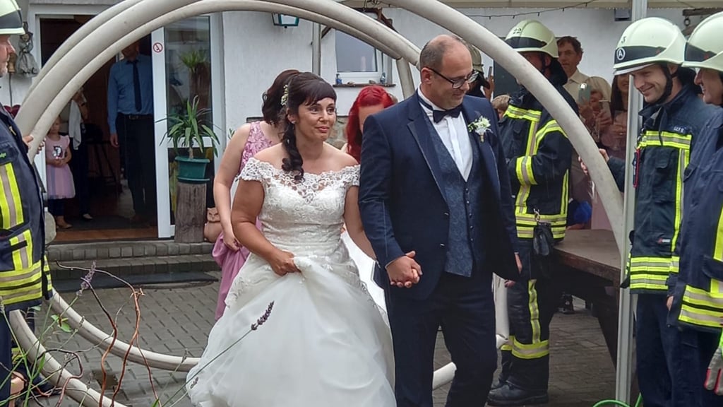 Diana und Ronny Schönberg durchschritten den Schlauchtunnel der Feuerwehr.