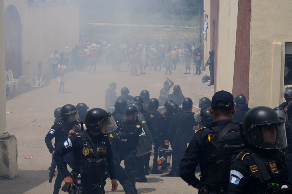 Die Polizei feuert Tränengas auf ein Wahllokal, nachdem es in Guatemala-Stadt zu Zusammenstößen gekommen war.
