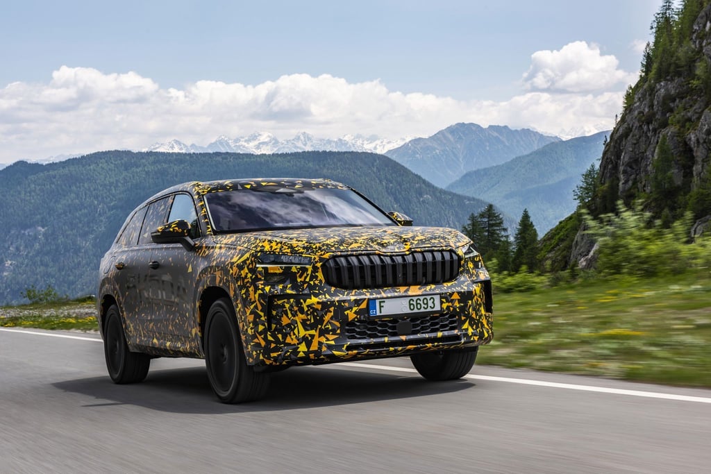 Noch leicht getarnt unterwegs: Die zweite Generation seines Kodiaq lässt Skoda aktuell noch bei Testfahrten auf die Straße.