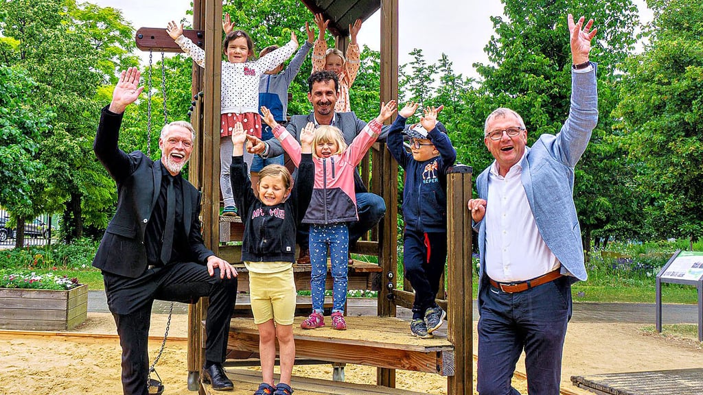 Volksstimme-Regionalverlagschef Thomas Helmuth (v. l.), Bürgerpark-Geschäftsführer Andreas Meling und Sparkassenvorstand Wilfried Schlüter freuen sich zusammen mit den Mädchen und Jungen aufs Kinderfest von Volksstimme, Bürgerpark und Harzsparkasse.