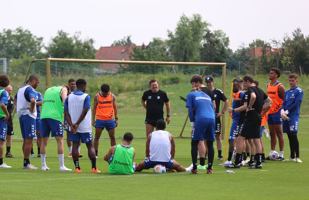 Haben positiv gestimmt mit der Vorbereitung begonnen: Die Profis und das Trainerteam des 1. FC Magdeburg.