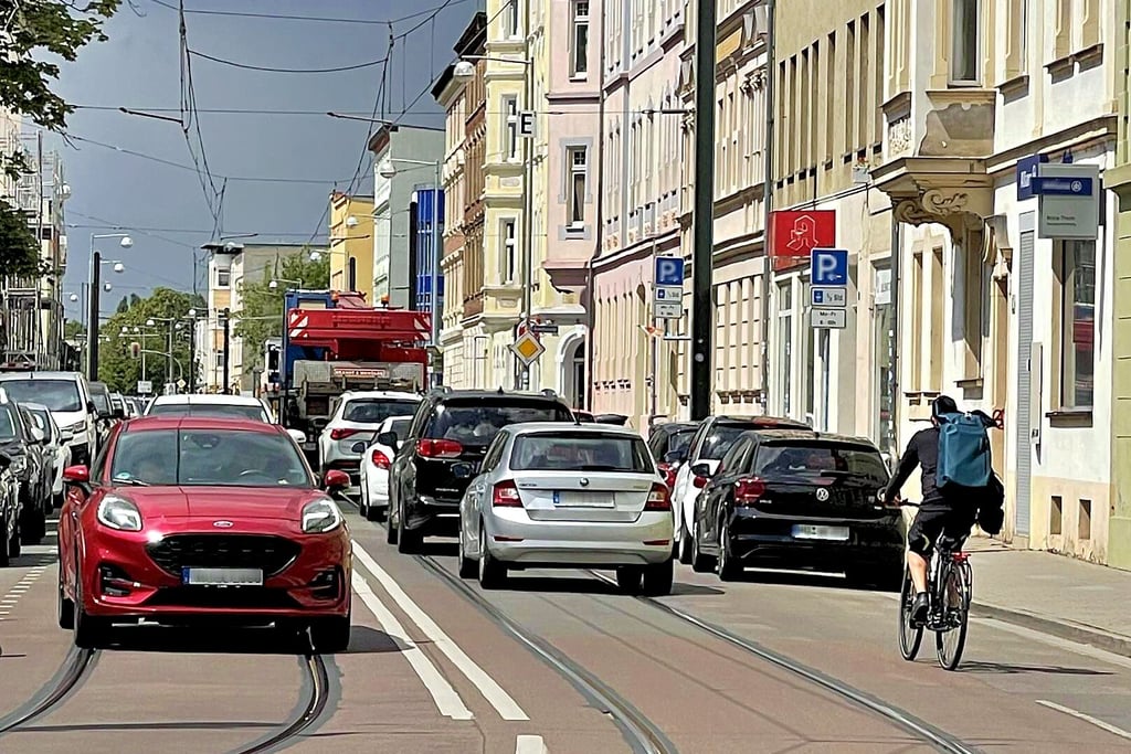 Nadelöhr in Cracau: Auf der Genthiner Straße staut sich der Verkehr nicht nur im Berufsverkehr. Diese Ecke könnte entlastet werden, wenn eine neue Trasse gebaut wird.