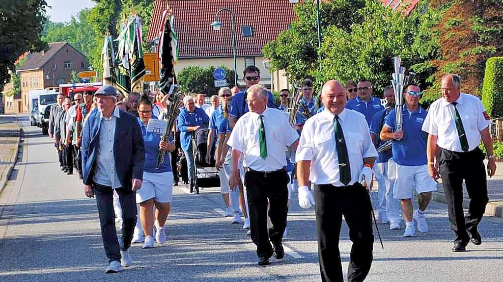 Großer Schützenumzug am Sonnabendvormittag mit Gastvereinen. Die neuen Schützenkönige wurden abgeholt.