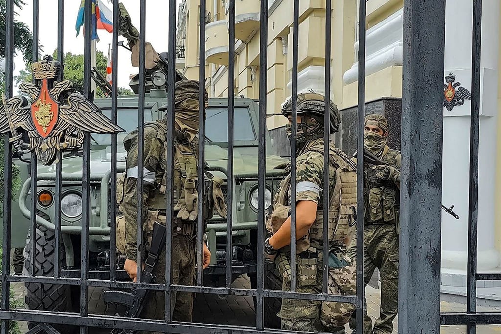 Kämpfer der Söldnergruppe Wagner bewachen einen Bereich in Rostow am Don.