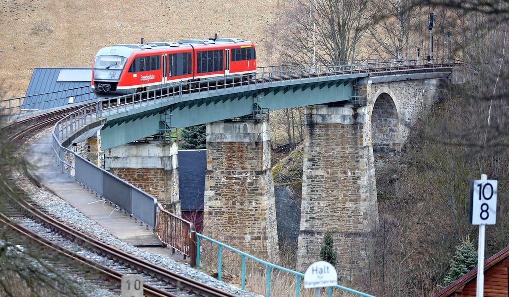 Ein Dieseltriebwagen der Erzgebirgsbahn überquert den Eisenbahnviadukt in Cranzahl (Sachsen)