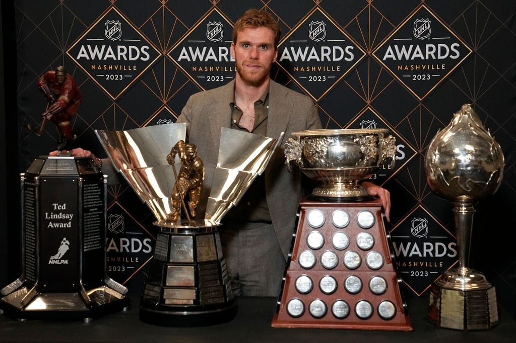 Connor McDavid von den Edmonton Oilers räumte bei den NHL-Awards gleich vier Preise ab.