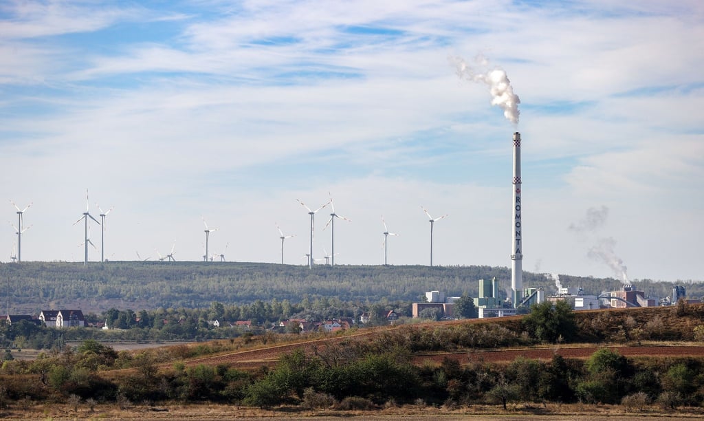 Blick auf einen Schornstein der Romonta GmbH in Höhnstedt.