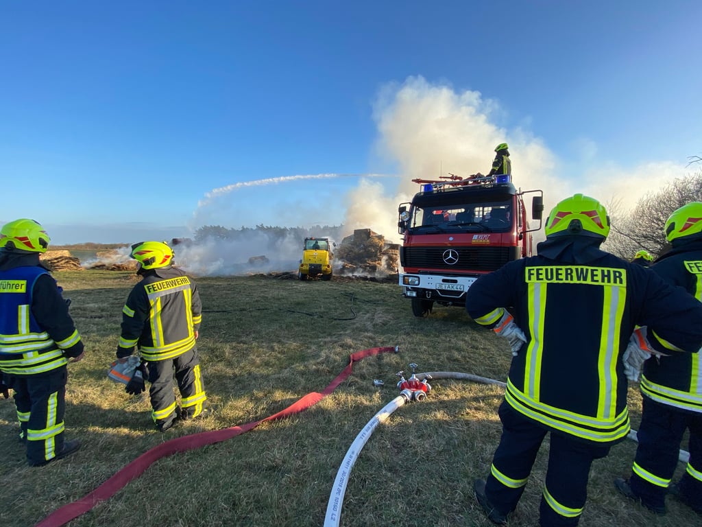 Die freiwilligen Feuerwehrfrauen- und Männer rücken regelmäßig zu Einsätzen aus wie hier, als ein Schober aus Strohballen auf einem Feld am Weingut Hanke gebrannt hat.