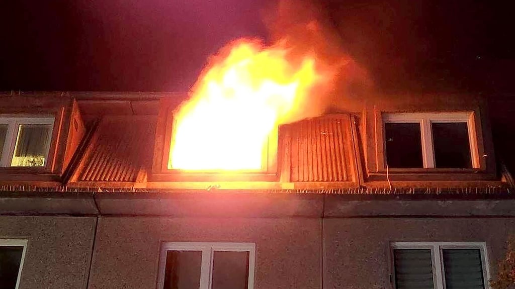 Als die Feuerwehren vor Ort eintrafen, stand das Zimmer der betroffenen Dachgeschosswohnung bereits lichterloh in Flammen.