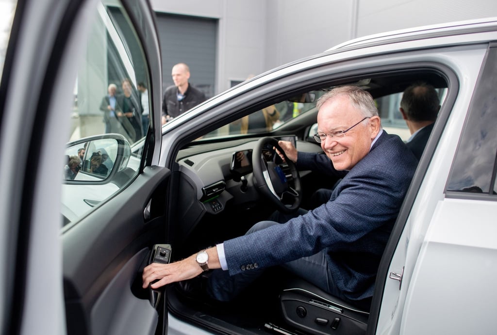 Stephan Weil (SPD), Ministerpräsident von Niedersachsen, sitzt in einem Auto.