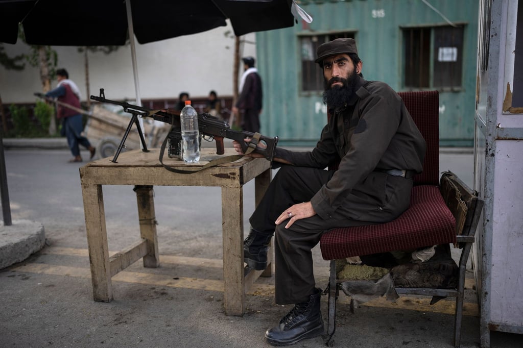 Ein Soldat der Taliban hält ein Maschinengewehr an einem Kontrollpunkt in Kabul: Auch nach der Machtübernahme der Taliban sterben Zivilisten.