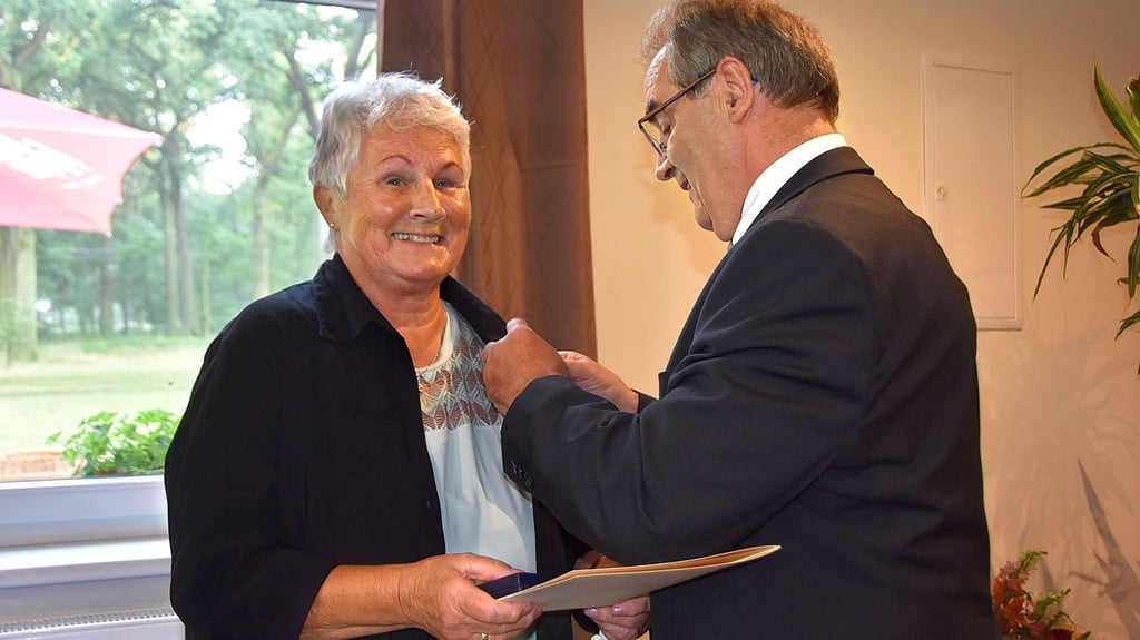 Heidemarie Schweickert gehört seit 50 Jahren zur Chorgemeinschaft Calvörde. Wird die 72-jährige Calvörderin die Goldene Ehrennadel von Calvördes Bürgermeister Volkmar Schliephake überreicht bekommen?