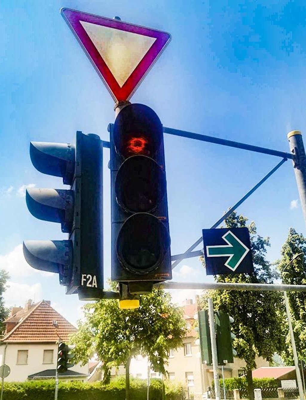 Der neue Grüne Pfeil, anfangs war er falsch montiert.