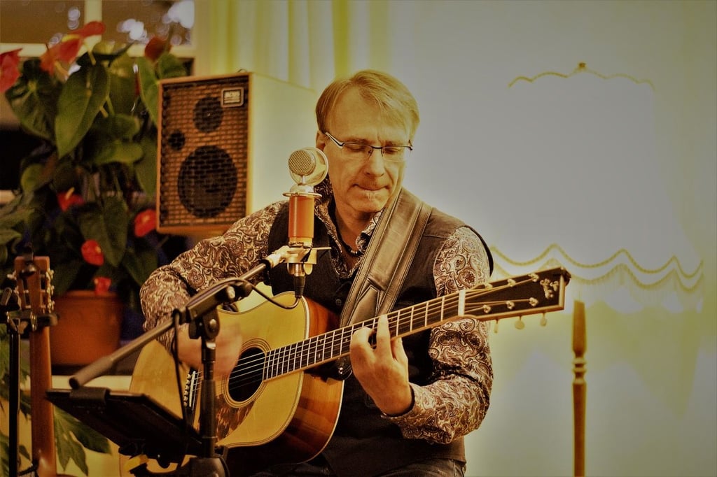 Der Gitarrist und Sänger Andreas Thust aus Rieder spielt in Magdeburg.