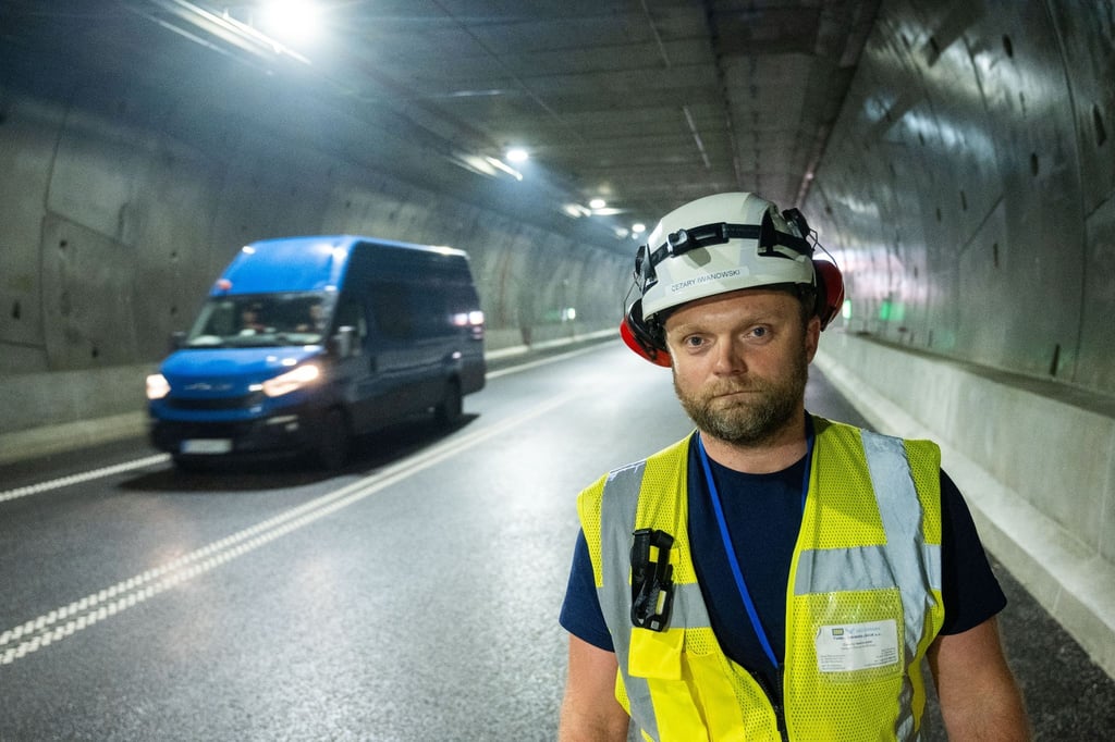 Cezary Iwanowski, stellvertretender Baustellenleiter, steht in den Straßen-Tunnel unter der Swine.