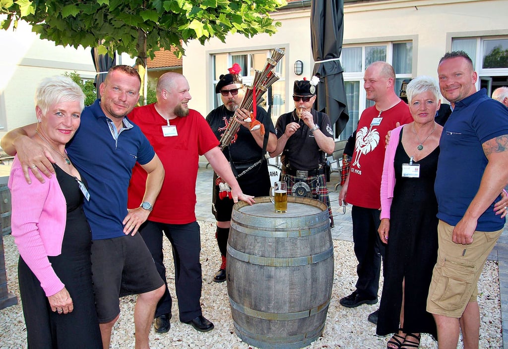 Die Zwillinge Astrid Roth (l.) und Ramona Much (r.) aus Bernburg haben die die Organisation in diesem Jahr übernommen haben. Daneben die Zwillinge Christian und Thomas Rosen (41) aus Bochum, ehemalige Bernburger. Hinten im roten Shirt Christian und Andreas Bauer (45) aus Sachsen, beide im Vorstand sowie zwei Mitglieder der Güstener Schotten.
