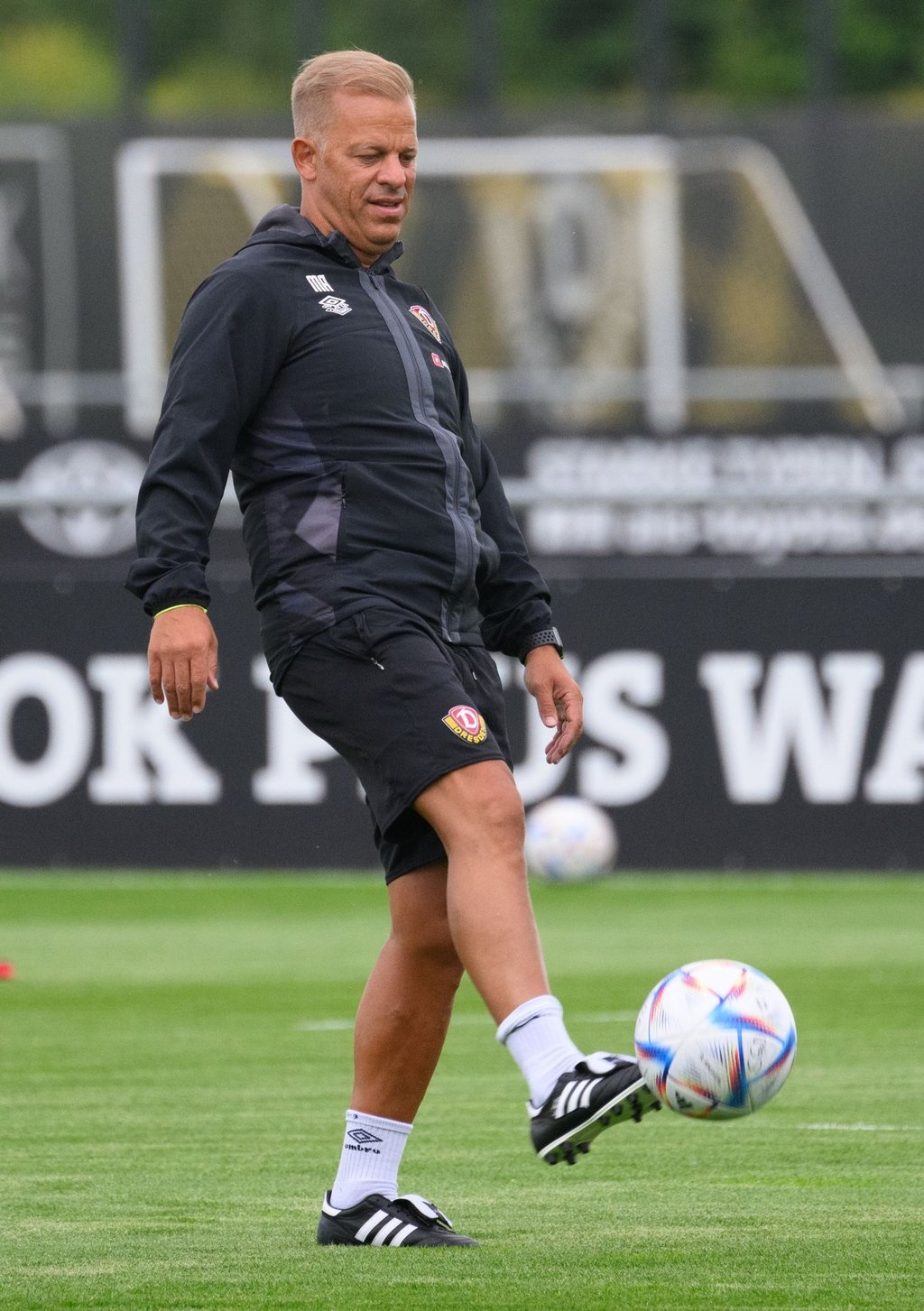 Dynamo Trainer Markus Anfang spielt den Ball.