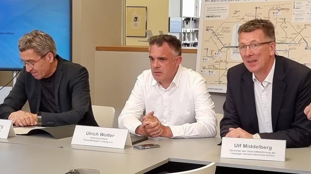 Städtische Pressekonferenz mit RB-Direktor Ulrich Wolter (Mitte).