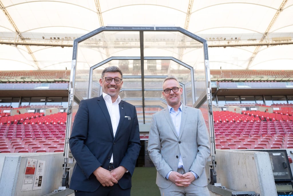 VfB-Vorstandsboss Alexander Wehrle (r) und Vereinspräsident Claus Vogt.
