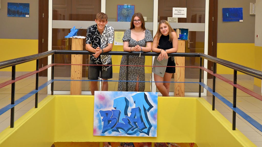 Gymnasium Oschersleben - Kustausstellung Blau, Luca Schüssler, Larissa Novgorodov, Kiara Triebsch, 11 Klasse (vlnr)
