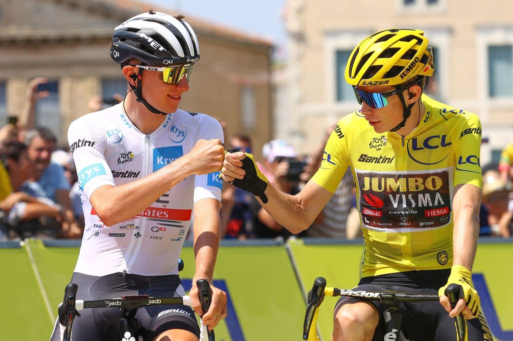 Tadej Pogacar (l) und Titelverteidiger Jonas Vingegaard sind bei der Tour de France die Topfavoriten.