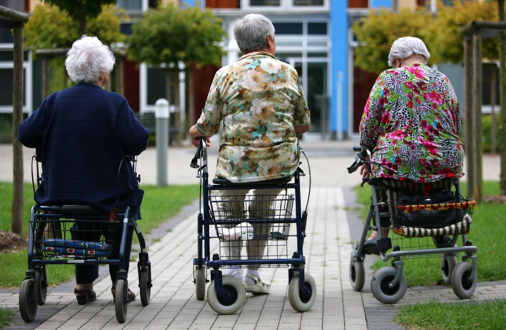Die Pflegeversicherung trägt nicht die gesamten Kosten für einen Platz im Pflegeheim. Den Eigenanteil müssen Pflegebedürftige finanziell selbst stemmen.